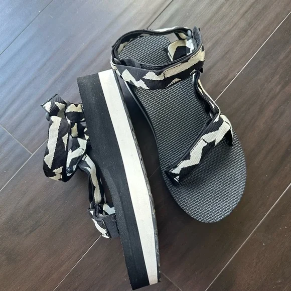 Teva Black & White Flatforms - Picture 2 of 5